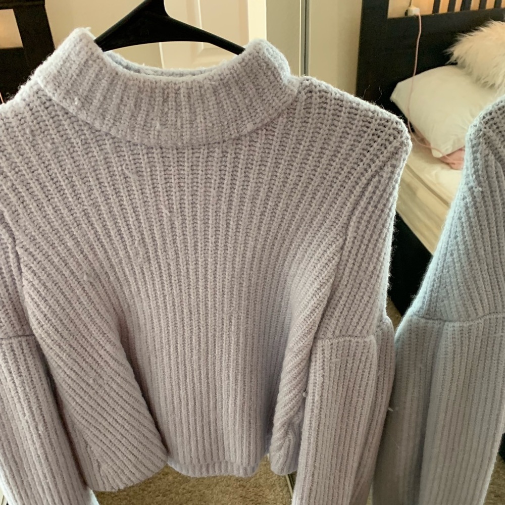 Sweater w flare out sleeves